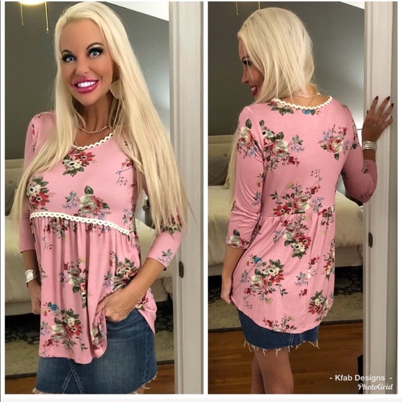 Tops - 🥰LAST 1! 💗Pink Floral Edge Trim Tiered Top!